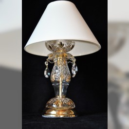 Lampe de table en cristal avec l'abat-jour décoré d'une peinture dorée