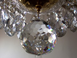 Détail de la grande boulle de cristal du lustre