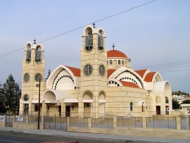 Église de village dans le district de Nicosie, Tseri, Chypre - en plein jour