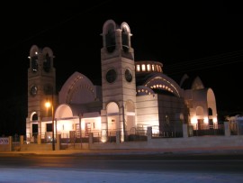 Église de village dans le district de Nicosie, Tseri, Chypre - pendant la nuit