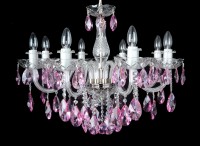 La base d'un lustre en argent orné d'amandes violettes