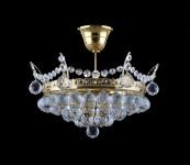 Petit lustre composé de boules de cristal et de laiton doré, équipé de 2 ampoules