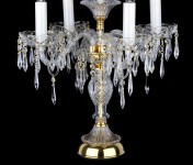 Détail - gouttes de cristal suspendues à des anneaux de verre
