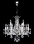 Lustre en cristal argenté suspendu au plafond du salon