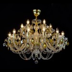 Lustre en cristal jaune allumé