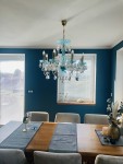 Lustre en cristal bleu avec taille PK500 à l'intérieur du salon