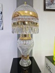 La lampe est ornée de sabots en cristal contenant 32 % de PbO.