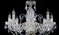 Détail des garnitures en cristal français de ce lustre