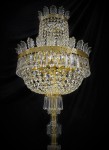 La calotte en strass de la lampe du château est ornée de feuilles de palmier en verre