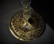 Cette lampe est très stable. Dans sa partie inférieure se trouve un disque en acier recouvert d'un cache en laiton et en verre.