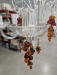 Détail de grappes de raisin décoratives en verre à suspendre, mates et brillantes