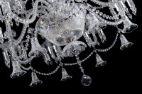 La partie inférieure du lustre avec une vasque en verre taillé avec 3 ampoules pour un éclairage complémentaire - détail 2