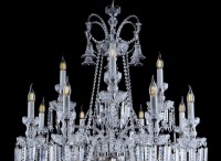 La partie supérieure des lustres est ornée de cloches en cristal