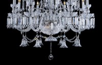 La partie inférieure du lustre avec une vasque en verre taillé avec 3 ampoules pour éclairage d'appoint - détail 1