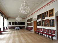 Exemple d'un lustre MT à 25 ampoules dans l'intérieur d'un château