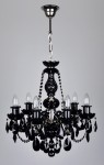 Vue d'un lustre en cristal noir comprenant une rosace de plafond en métal argenté