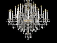 La partie inférieure d'une réplique d'un grand lustre en cristal antique