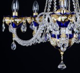 Lustre à 5 bras en cristal émaillé bleu avec des fleurs en verre sur une base en or