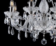Détail du métal argenté et taillé à la main du lustre
