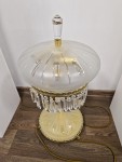 Le verre de la lampe est monté dans du laiton moulé