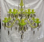 Le lustre est orné de pendants en cristal fumé qui créent un contraste.