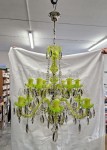 Photo d'un lustre en uranium sur fond clair, prise lors d'un atelier