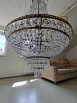 La partie inférieure du lustre est composée de prismes pointus en cristal de plomb.
