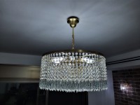 Photographie d'un lustre en cristal à tambour à l'intérieur du restaurant