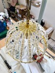 Assemblage en atelier - le lustre ressemble à une couronne royale dorée