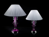 Deux versions de la lampe en verre violet avec un abat-jour blanc