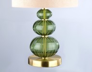 Une lampe avec trois boules vertes comme symbole d'équilibre dans l'intérieur.