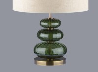 OLIVINE - Une lampe ornée de trois boules vertes (galets) symbolisant l'équilibre dans l'intérieur.