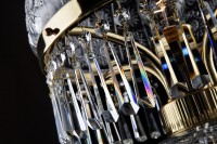 Des sabots en cristal sur une structure de lampe en laiton