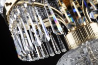 La lampe n'est pas nécessairement disponible uniquement en finition dorée, mais aussi en finition argentée.