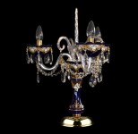 Une vue de la lampe de table décorative sous un autre angle.