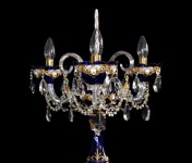 Le sommet d'une lampe bleue ornée d'un « glaçon » en cristal
