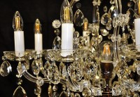 Détail des bougies sur le lustre de Marie-Thérèse en laiton antique