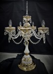 Photo d'une luxueuse lampe de table haute en verre blanc - atelier