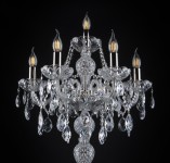 La partie supérieure de la lampe de luxe pour la table du salon, de la chambre, etc. de l'intérieur de l'appartement