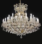 Le grand lustre en cristal Maria Theresa à 36 flammes avec des amandes en cristal, 36 + 1 ampoules, lustre éclairé