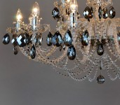 Détail des garnitures en cristal imitant les cristaux bruns du quarz fumé