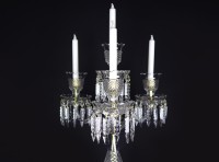 Détail de la partie supérieure du bougeoir avec des bras torsadés en verre et des prismes de première qualité.