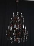 Le même lustre sur fond sombre