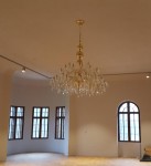 Grand lustre en cristal doré à l'intérieur du château de Bojnice en Slovaquie