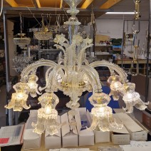Lustre de Murano à 8 branches en verre transparent avec des paillettes d'or 24 carats