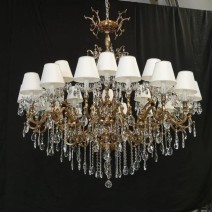 Grand lustre en cristal sur mesure, de diamètre 152 cm, en laiton moulé OR