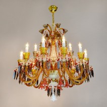 Lustres et lampes en cristal coloré dans le style baccarat de Bohême - rubis, bleu, noir, ambre et autres.