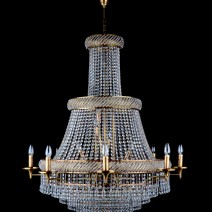 Des lustres en strass plus modernes au-dessus de l'escalier ou dans la mezzanine entre les étages