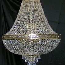 Grand lustre de 18 lumières en cristal de laiton avec bandeau en laiton moulé
