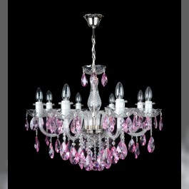 Lustre en cristal violet à 8 branches, avec des branches en verre lisse et des pendants en forme d'amandes taillées dans du cristal violet et fuchsia. Finition métal argenté.